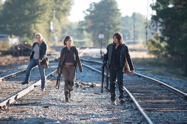 Živí mrtví - Dvojnásobná dálka - Z filmu - Merritt Wever, Christian Serratos, Norman Reedus