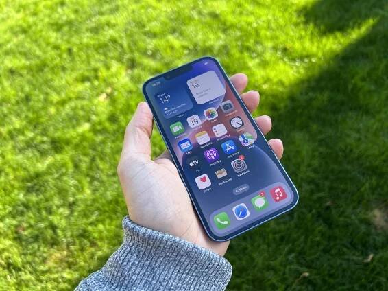 Víte, že aplikace na iPhone můžete ovládat hlasem?