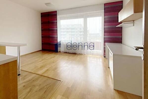 Pronájem pěkného bytu 1+kk/L, 33m2, Pavla Beneše, Praha 9 - Letňany, metro C, garáž. stání, výhled