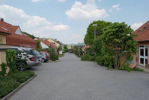 Soubor:Brno-Ivanovice - luxusnější ulice Na Nivách.jpg