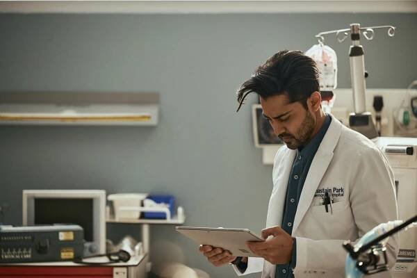 Doktoři - Peklo v koši - Z filmu - Manish Dayal