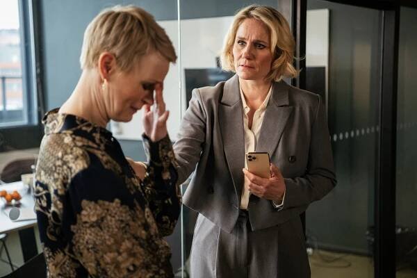 Minna Haapkylä, Laura Malmivaara - Queen of Fucking Everything - Hajota ja hallitse - Z filmu