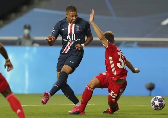 Joshua Kimmich z Bayernu Mnichov zkouší obrat o balon Kyliana Mbappého z Paříže.