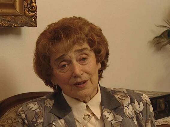 V řeči rázná, tělem cudná (2002)