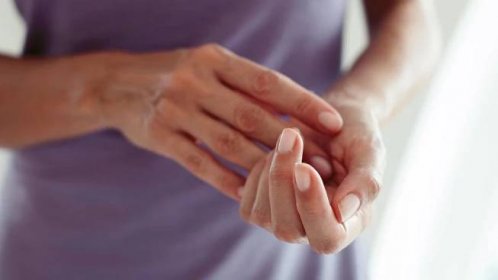Jak pečovat o suché a popraskané ruce? - Weleda