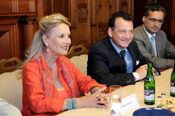 Bondgirl s libereckými kořeny Barbara Bouchet si pod Ještědem prohlédla i svou rodnou vilu - Statutární město Liberec