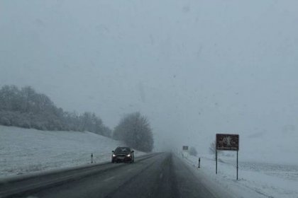 Část Česka zasypal sníh. Některé silnice jsou sjízdné s opatrností