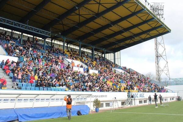Šílenství na tréninku Teplic. Dva tisíce děti křepčilo, dirigovali je kotelníci