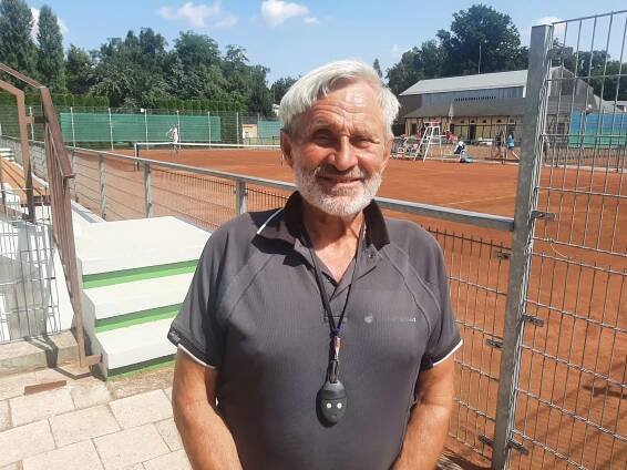 tenis-na-kromerizske-bajde-mladi-i-dokonaly-inventar - ZLIN.CZ