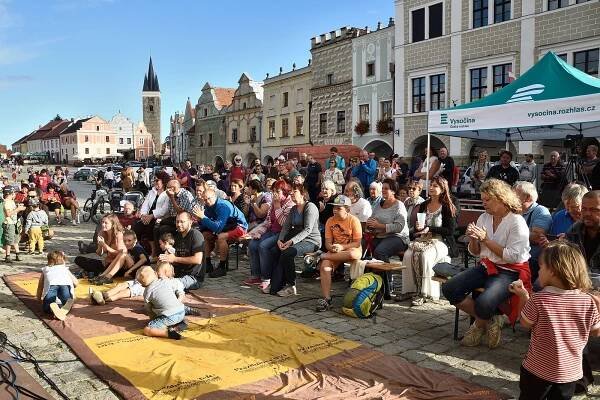 Prázdniny v Telči přehledně. Bude koncert Saxany Petry Černocké i hraní na ulici