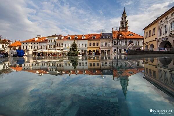 Bílský Rynek s vystupující věží katedrály (2022)