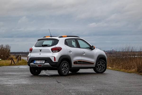Nejlevnější elektromobil Dacia Spring moc parády nenadělá, ale umí ušetřit fůru peněz
