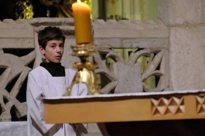 PODÍVEJTE SE: V potemnělé katedrále sv. Barbory se na Hromnice rozhořely svíčky