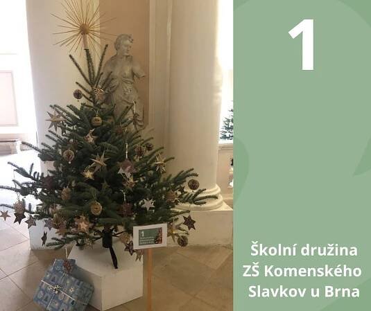 Děti zdobily vánoční stromky, na zámku ve Slavkově vyberou nejhezčí. Podívejte