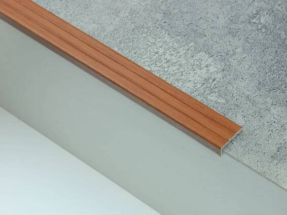 Schodová hrana Legno 60 samolepicí 24,5x9 mm skladem 270 cm doprodej