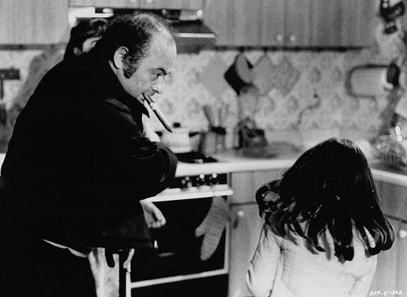 Amityville 2: Posedlost - Z filmu - Burt Young