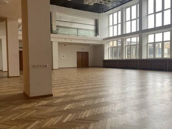 Kulturní dům Rubín v Brně: pódium po třiceti letech rekonstruovali