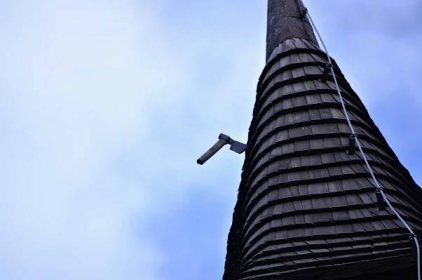 V Bílém Újezdě na Rychnovsku mají zvonici se zaseknutou sekerou. Měla odrazovat lapky | Regiony