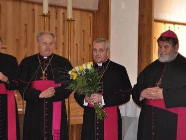 Novým biskupem se stal Vlastimil Kročil (uprostřed).