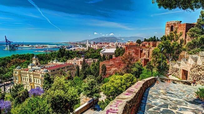 Božská Malaga. Přímo nad městem se na kopci vypíná rozsáhlá maurská pevnost. Od...
