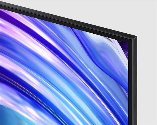 Díky One Connect Boxu (zde upevněném na stojan) může být televizor extrémně tenký bez rušivých kabelů. Stojan přitom dovoluje položení běžného soundbaru s výškou do 7 cm Samsung