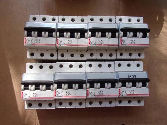 Legrand  3pólový jistič C20 (x4), C16(x2), C10(x2) - Stavebniny