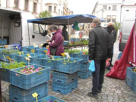 Stánky plné domácích uzenin i pečiva. V Brodě začaly farmářské trhy, podívejte