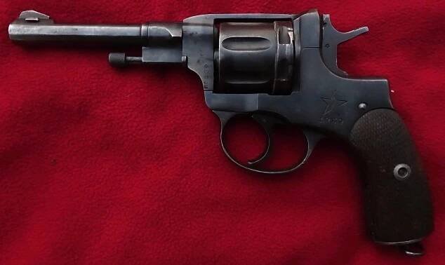 Revolver Nagant 1895 v ráži.22LR - Sběratelské zbraně