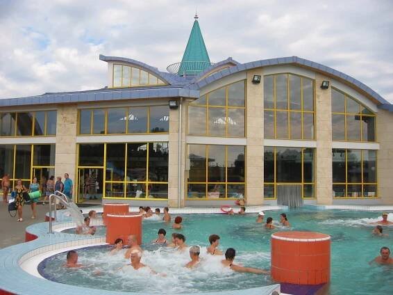 Bazén v ubytování Vitalmed Hotel Sárvár nebo v jeho okolí