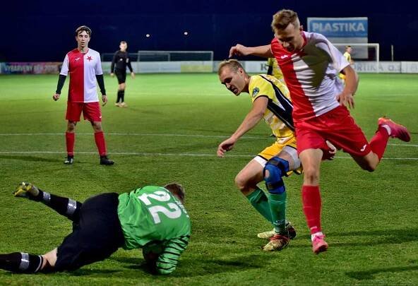 Fotbalisté Kroměříže B (bílo-červení) v posledním podzimním kole okresního přeboru doma porazili Břest 3:0.