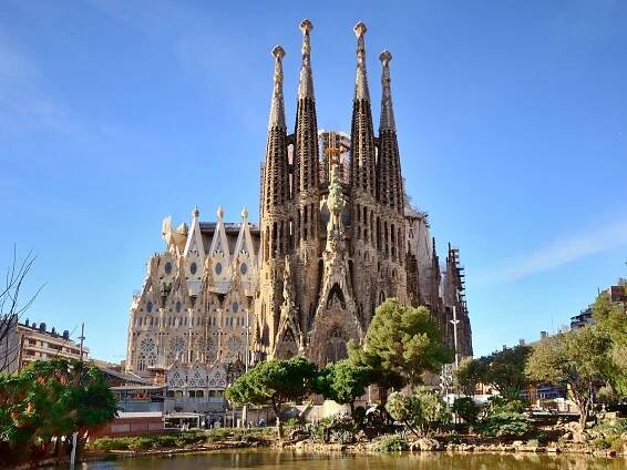 Surrealistický kostel La Sagrada Família od Antonia Gaudího v Barcelóně