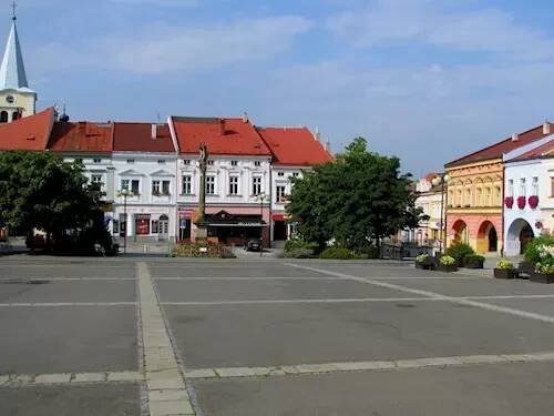 Starobylé domy na náměstí ve Valašském Meziříčí – Kudy z nudy 