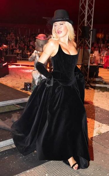 Simona Krainová bez vína i večerního vyjídání lednice. V cirkusové módní show jí sekundovala Kuchařová