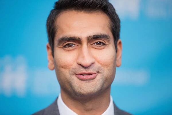 Kumail Nanjiani at an event for Pekne blbe (2017)