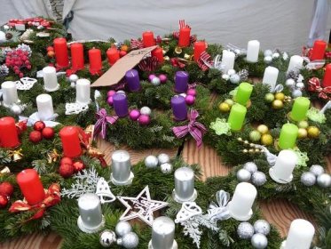 VIDEO: Vánočnímu jarmarku v Dobrušce dominovaly adventní věnce