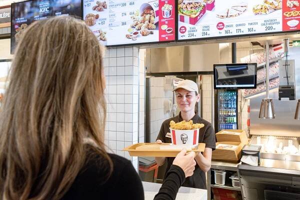 KFC na Dubině je otevřeno. Prvních 100 zákazníků v Ostravě mělo kyblík zdarma