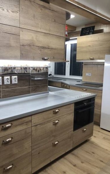 Kuchyně v dekoru dub selský světlý s pracovní deskou Corian | NORE nábytek a kuchyně HANÁK Brno, matrace a postele