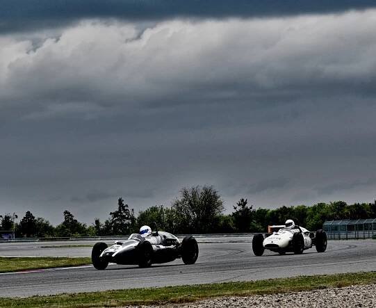 Závod historických legend i návrat skvostu. Automotodrom rozburácí Histo Cup