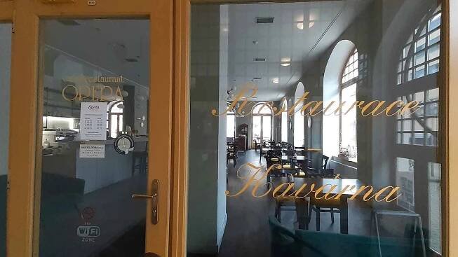 Restaurace Opera v přízemí šumperského divadla.