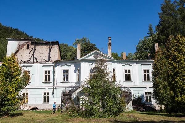Vyhořelý zámek v Maršově má naději. Obec ale limituje omezený rozpočet