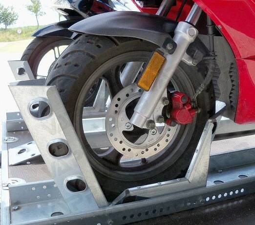 Držák motocyklu s automatickým zajištěním 2060/190mm pozink | Přívěsy Litovel