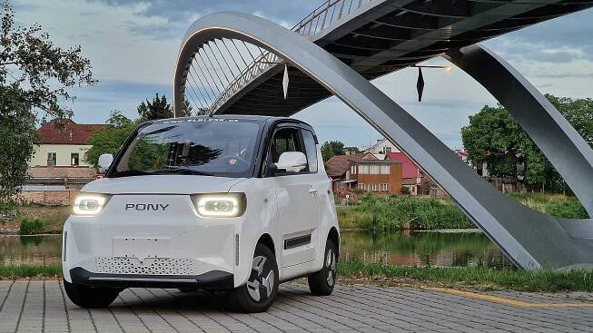 Vyzkoušeli jsme nejlevnější elektromobil. Maličký Pony vzniká v Klatovech