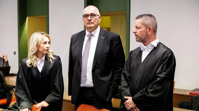 Der ehemalige CDU-Bundestagsabgeordnete Axel Fischer vor dem Oberlandesgericht München (Archivbild vom Prozessauftakt)