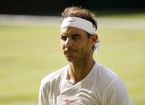 Překvapení! Federer skončil ve Wimbledonu už ve čtvrtfinále, Nadal téměř pětihodinové drama zvládl