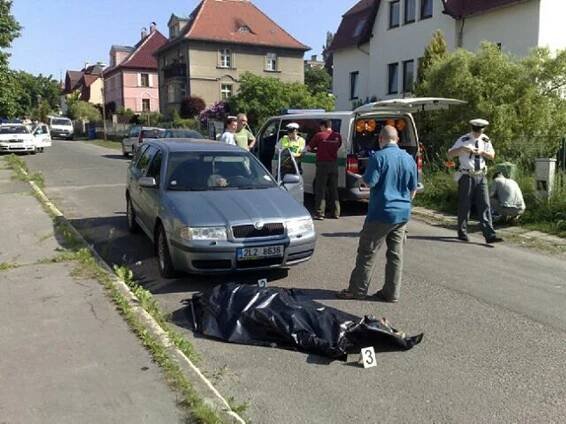 Taxikář srazil muže u přechodu, chodec je po smrti