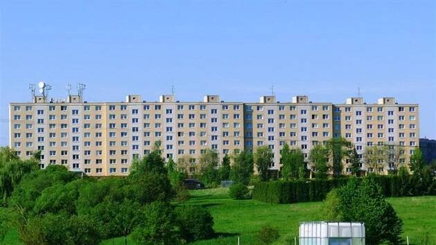Bakala s Kadasem prodávají i celé sídlištní panelákové komplexy. Často jsou už rekonstruované. Na fotografii je sídliště ve Frýdku-Místku.