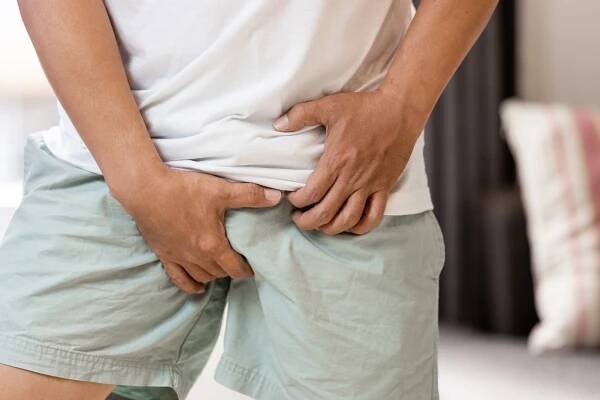 koncept prostatitidy, rakoviny penisu, nádoru varlat, muž středního věku, který drží rozkrok, problém genitourinární, asijský mužský pacient s rakovinou prostaty, karcinom penisu, maligní nádor, zdraví nemoci - varle - stock snímky, obrázky a fotky