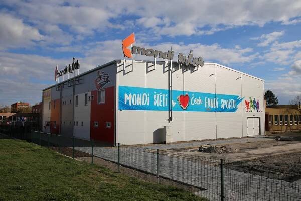 Roudnice věnovala do sportovní Mondi arény defibrilátor. Pomůže při zástavě