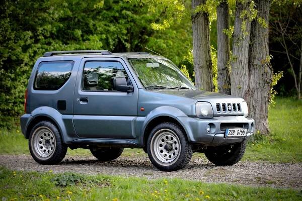 Kapesní roadster nebo o nic větší off-road. Sraz Suzukářů nabídl zajímavé vozy i příběhy