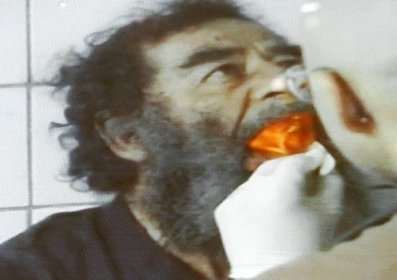 Hon na Saddáma Husajna. Bývalý diktátor se skrýval v díře, ven ho vytáhl tlumočník